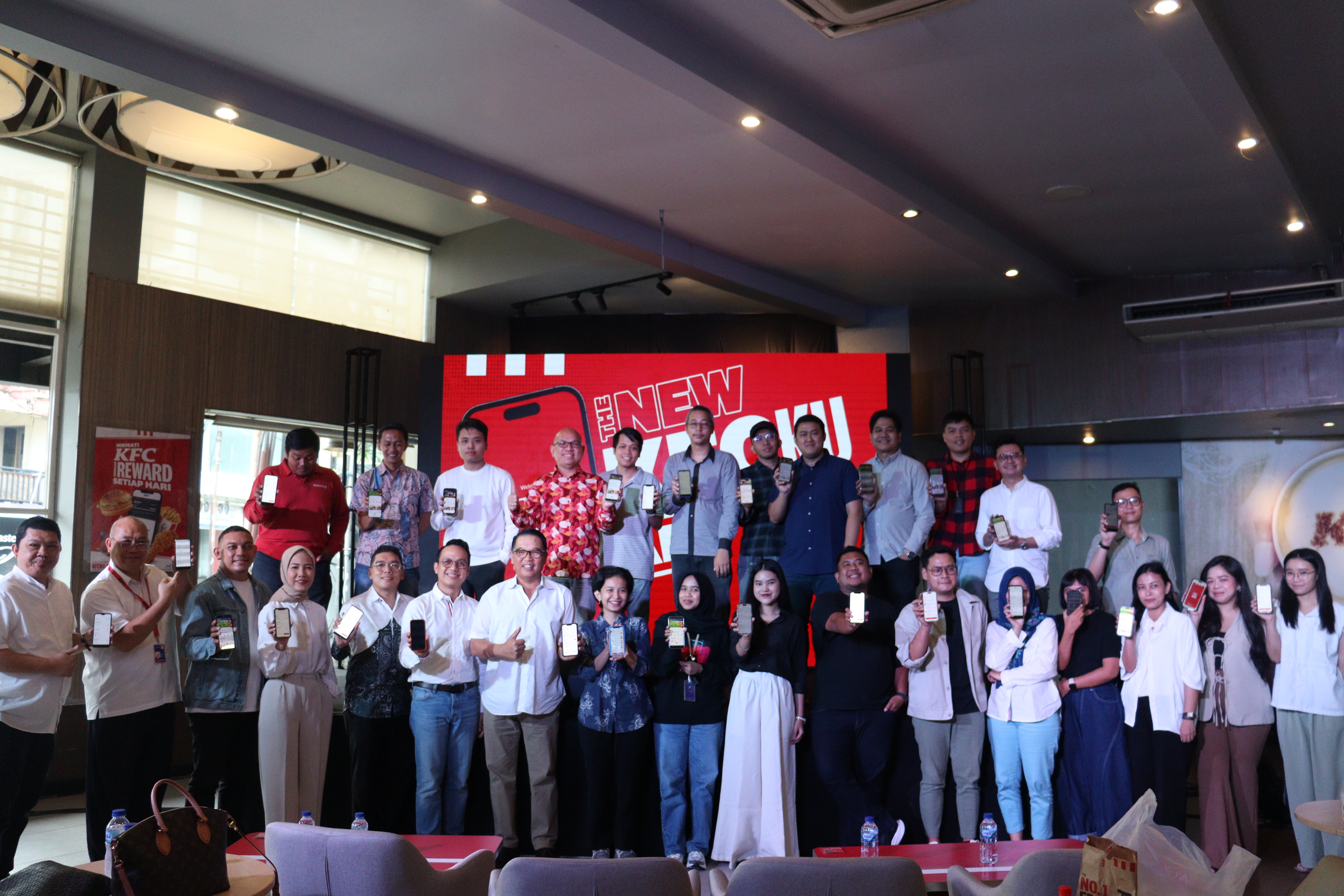 Jajaran Direksi PT Fast Food Indonesia berfoto bersama tamu undangan dan media 